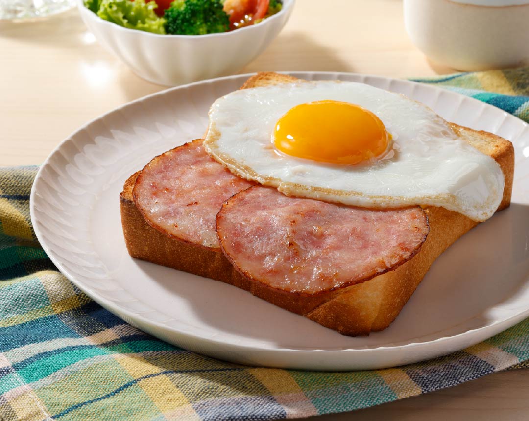 画像：ポークスライスと目玉焼きが乗ったトースト