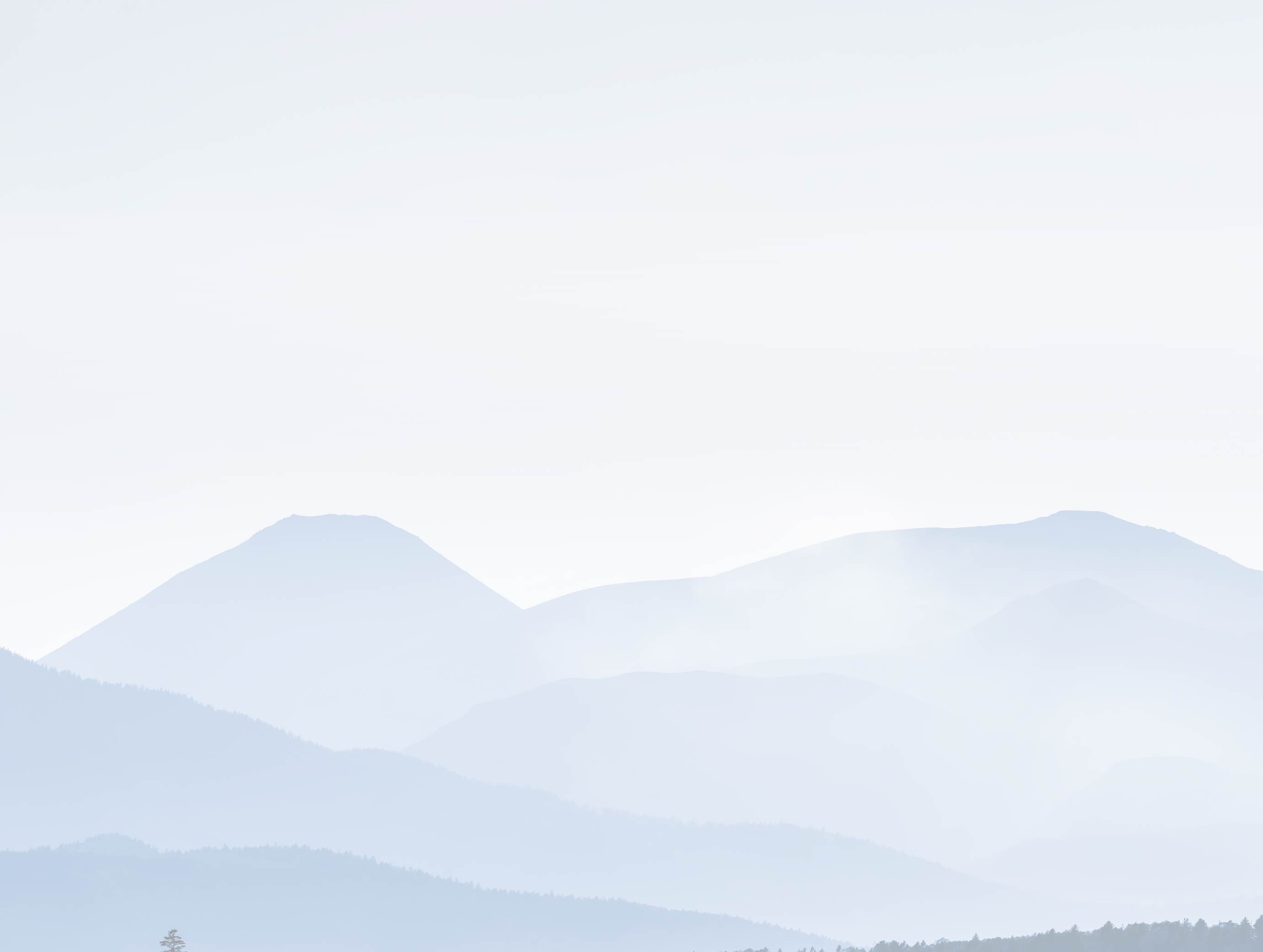 画像：キービジュアル / 霧に霞む山々